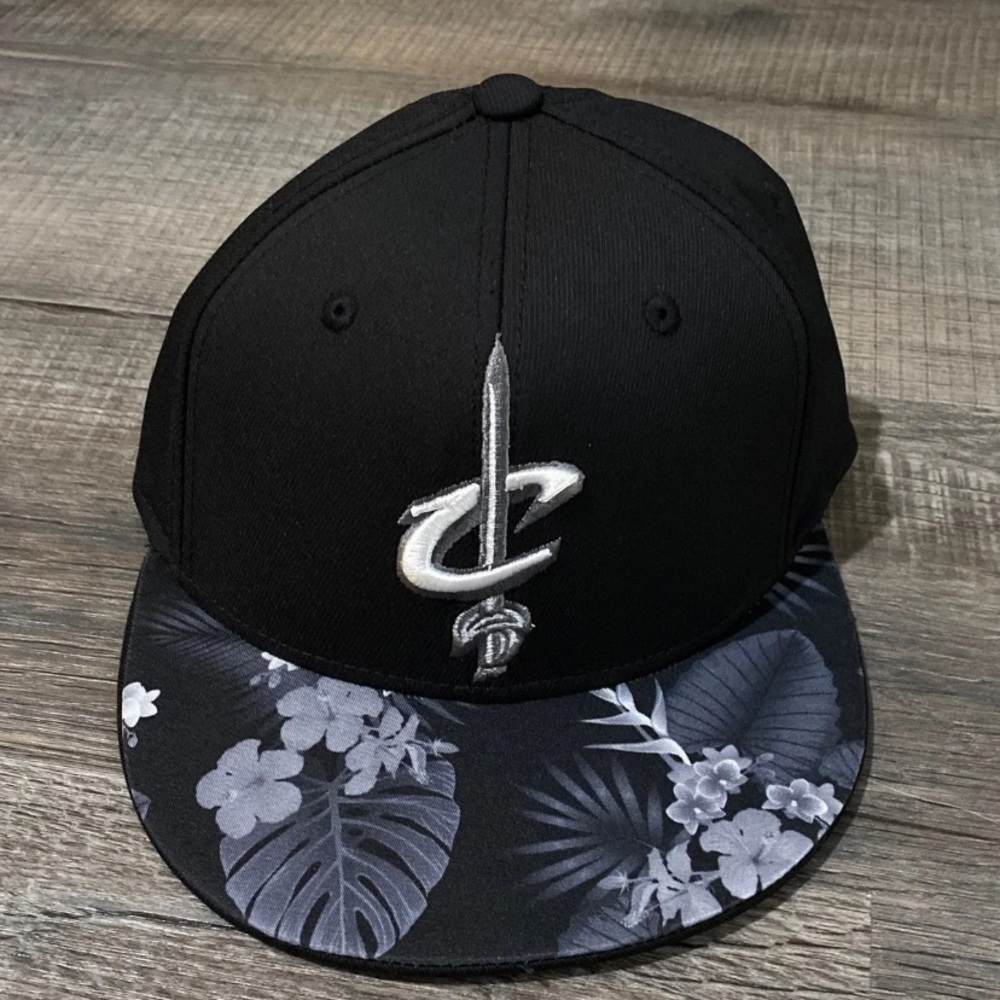 Cleveland Cavaliers Cavs Basketball Adidas Hat NBA Flexfit S/M